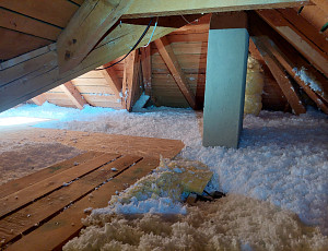 Zateplení stropu rodinného domu pomocí foukané izolace